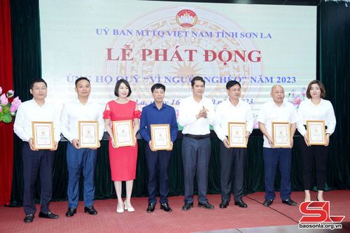 Đồng chí Vi Đức Thọ trao Ghi nhận "Tấm lòng vàng" cho các đơn vị, doanh nghiệp ủng hộ quỹ "Vì người nghèo".
