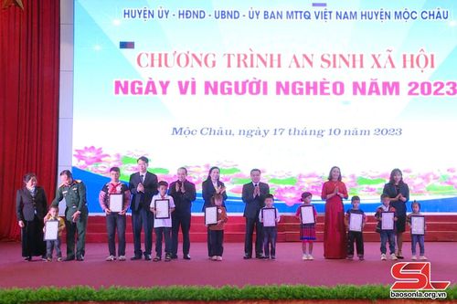 Các tổ chức, cá nhân nhận đỡ đầu học sinh khó khăn.