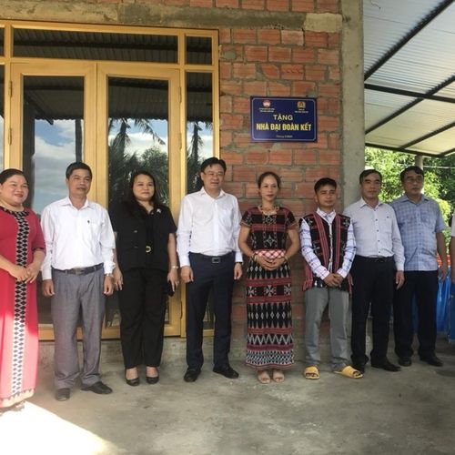 Trao tặng Nhà Đại đoàn kết cho người dân nghèo, có hoàn cảnh khó khăn 