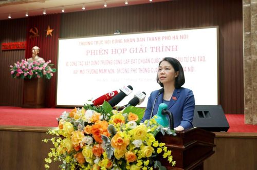 Phó Chủ tịch UBND thành phố Hà Nội Vũ Thu Hà phát biểu tại phiên giải trình.