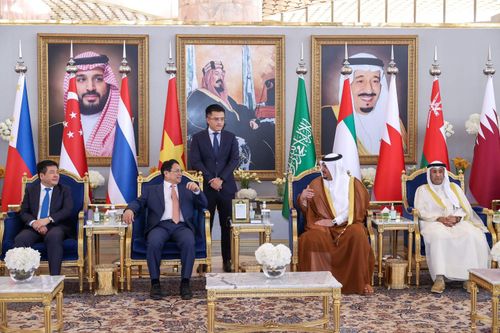 Lãnh đạo thành phố Riyadh mời Thủ tướng Phạm Minh Chính vào phòng khách ở sân bay. Ảnh: Nhật Bắc