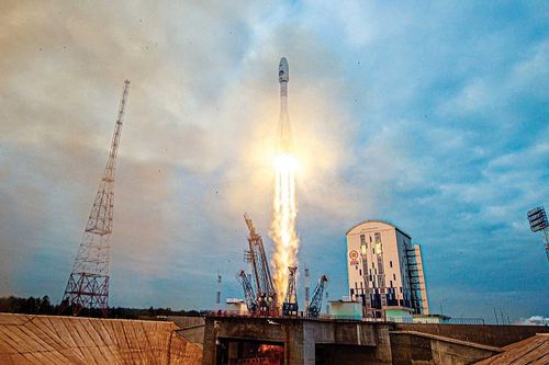 Tên lửa Soyuz 2.1 mang theo tàu thám hiểm Mặt trăng Luna-25 khởi hành từ Sân bay vũ trụ Vostochny, Nga, ngày 11/8/2023. Ảnh: Reuters
