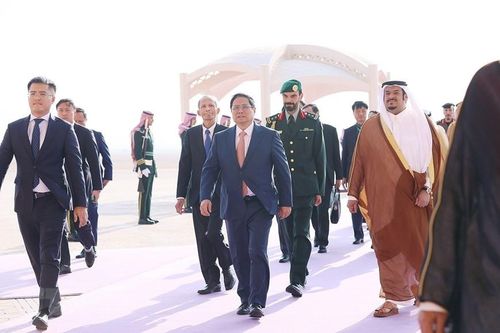  Lễ đón Thủ tướng Phạm Minh Chính đến thành phố Riyadh, Saudi Arabia. (Ảnh: Dương Giang/TTXVN) 