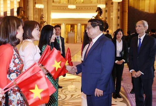  Cán bộ, nhân viên Đại sứ quán và Kiều bào tại Saudi Arabia đón Thủ tướng Phạm Minh Chính. (Ảnh: Dương Giang/TTXVN) 