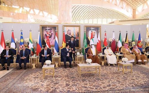  Lãnh đạo thành phố Riyadh đón Thủ tướng Phạm Minh Chính. (Ảnh: Dương Giang/TTXVN) 