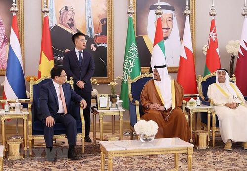  Lãnh đạo thành phố Riyadh đón Thủ tướng Phạm Minh Chính. (Ảnh: Dương Giang/TTXVN) 