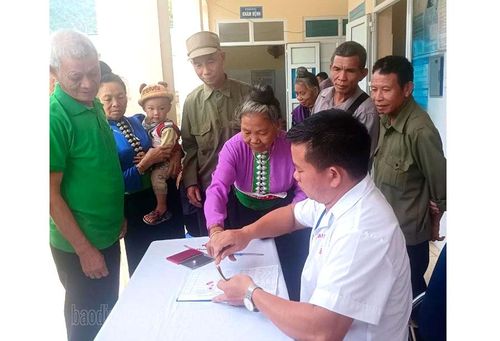 Cán bộ y tế huyện Tuần Giáo tổ chức truyền thông và khám sàng lọc một số bệnh thường gặp cho người cao tuổi trên địa bàn.