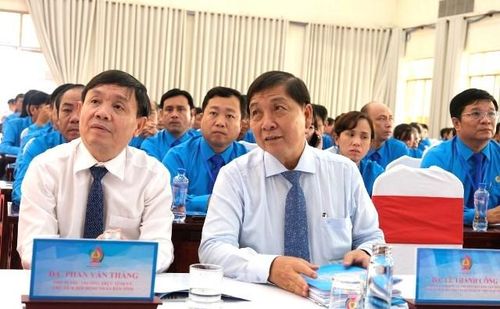 Đồng chí Phan Văn Thắng - Phó Bí thư Thường trực Tỉnh ủy, Chủ tịch Hội đồng nhân dân tỉnh (bên trái) đến dự Đại hội