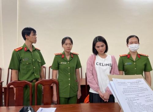 Cơ quan Cảnh sát điều tra Công an TP.Hồ Chí Minh tống đạt quyết định bắt tạm giam đối với Trần Thị Ngọc Trinh