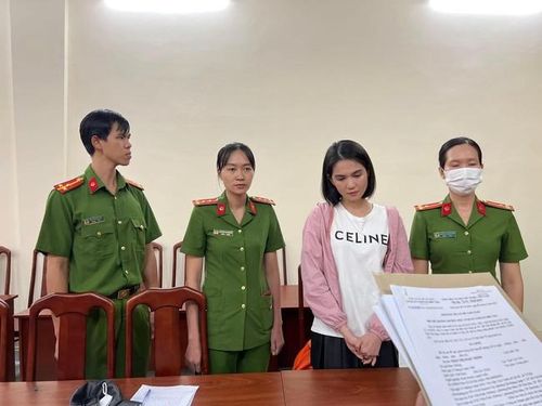 Ngọc Trinh tại trụ sở công an