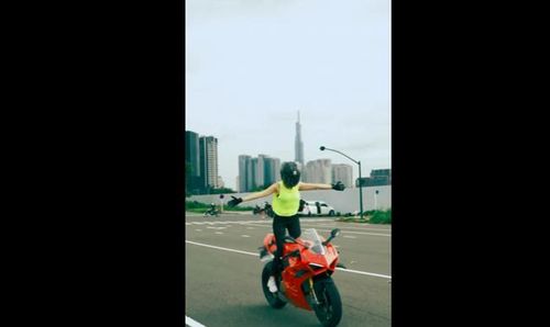 "Nữ hoàng nội y" ghi lại khoảnh khắc bản thân đang tập luyện motor (Ảnh cắt từ video)