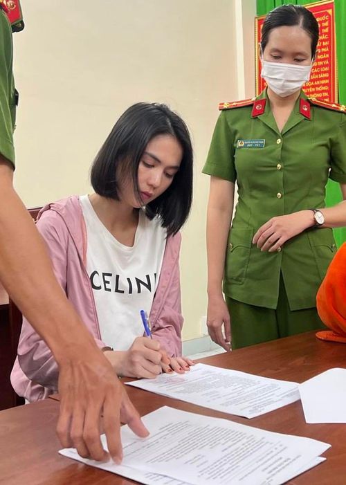Ngọc Trinh kí biên bản tại trụ sở công an