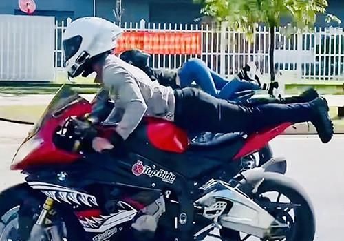 Ngọc Trinh và Xuân Đông thực hiện hành vi điều khiển mô tô phân khối lớn với các động tác lái xe nguy hiểm, phản cảm