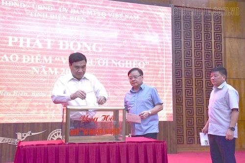 Các đồng chí lãnh đạo tỉnh tham gia ủng hộ Quỹ “Vì người nghèo” ngay sau lễ phát động.