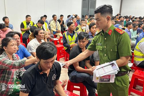 Phòng Cảnh sát điều tra tội phạm về ma túy Công an tỉnh tổ chức tuyên truyền pháp luật cho cán bộ, công nhân, người lao động thuộc dự án Cảng hàng không quốc tế Long Thành vào tối 13-10. Ảnh: T.TÂM