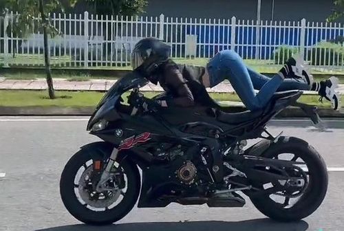 Ngọc Trinh nằm trên xe biểu diễn trong Khu công nghệ cao.