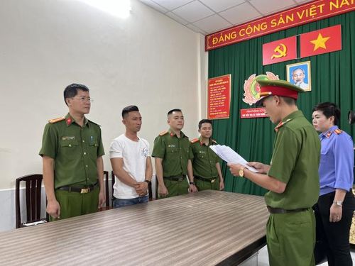 Tống đạt các quyết định khởi tố bị can với Trần Xuân Đông.