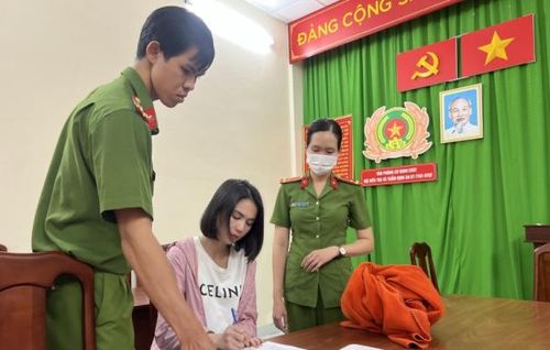 Tống đạt các quyết định khởi tố bị can, bắt tạm giam với Trần Thị Ngọc Trinh.