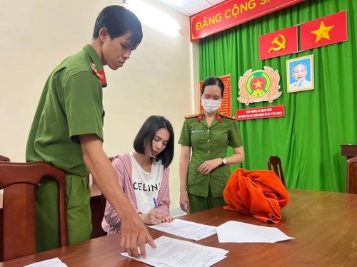 Ngọc Trinh tại cơ quan điều tra. Ảnh: CATP cung cấp