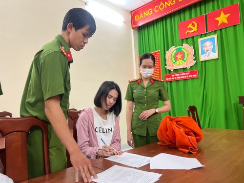 Cơ quan Cảnh sát điều tra Công an TP.Hồ Chí Minh tống đạt quyết định bắt tạm giam đối với Trần Thị Ngọc Trinh