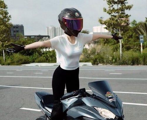 Ngọc Trinh điều khiển mô tô thả 2 tay, vi phạm Luật Giao thông đường bộ.
