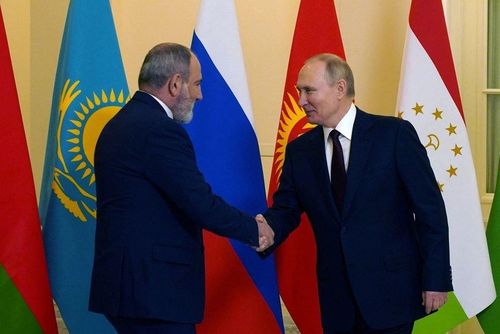 Tổng thống Nga Vladimir Putin (phải) bắt tay Thủ tướng Armenia Nikol Pashinyan tại Saint Petersburg (Nga) ngày 26/12/2022. Ảnh: Reuters