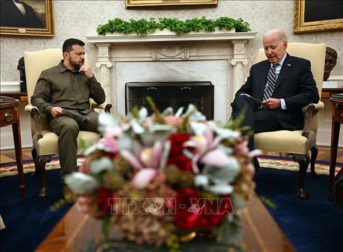 Tổng thống Ukraine Volodymyr Zelensky (trái) trong cuộc gặp Tổng thống Mỹ Joe Biden ở Washington, D.C. ngày 21/9. Ảnh: AFP/TTXVN