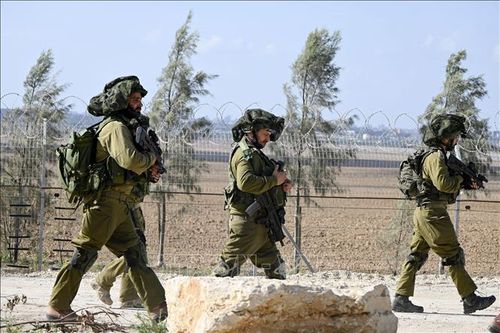 Binh sĩ Israel tuần tra tại khu vực biên giới với Dải Gaza ngày 15/10. Ảnh: Kyodo/TTXVN