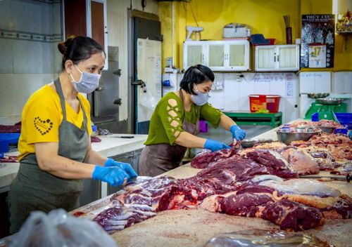 Pha lóc thịt trên bàn cao trong lò mổ bò ở phường Vạn Thạnh.