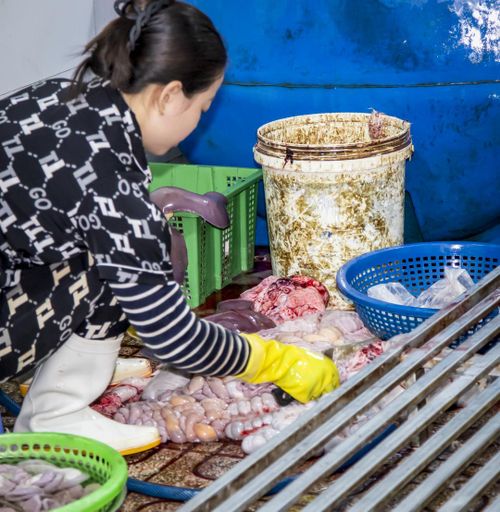 Nhiều công đoạn làm ngay trên nền đất.