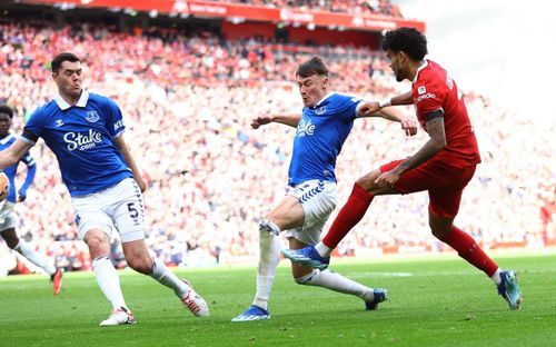Michael Keane để bóng chạm tay trong vòng cấm. Ảnh: Reuters