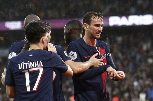 Chiến thắng 3-0 ở vòng 10 giúp PSG tiếp tục giữ ngôi nhì với 18 điểm, kém Nice 1 điểm.