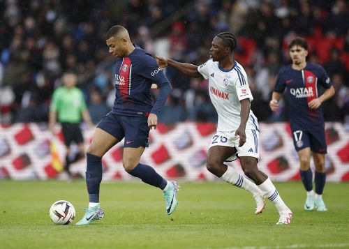 Như thường lệ, Mbappe là người chơi xông xáo và gây ra nhiều khó khăn cho đối phương