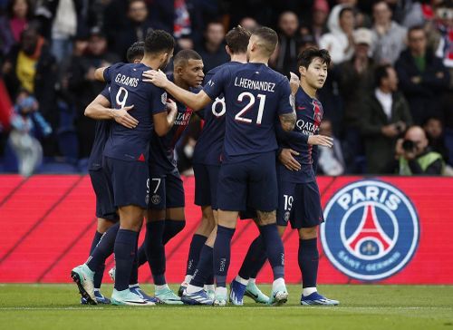 Các đồng đội chia vui với Mbappe