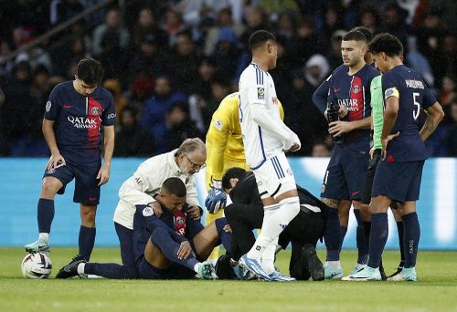 Mbappe luôn được đối phương "chăm sóc" nhiệt tình 