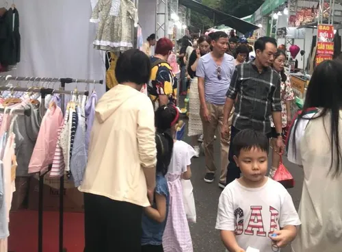 Theo ghi nhận, đến chiều và tối 22/10, Hội chợ Mottainai vẫn tấp nập