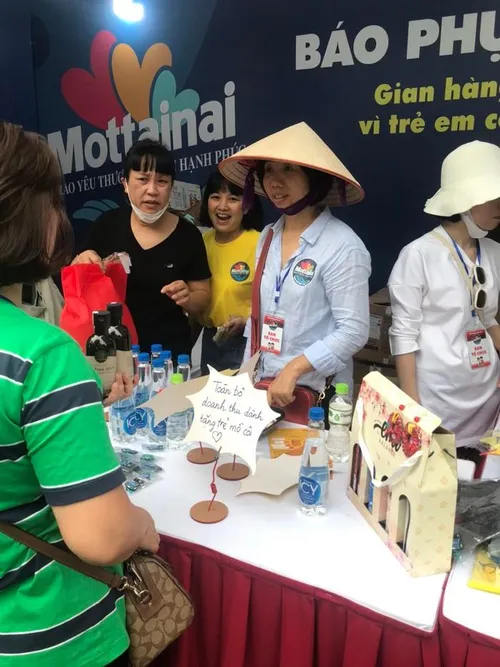 Gian hàng phi lợi nhuận, toàn bộ sản phẩm bán để gây quỹ vì trẻ em của Báo Phụ nữ Việt Nam