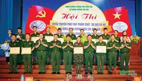 Đại biểu và lãnh đạo, chỉ huy Lữ đoàn Thông tin 205 trao thưởng tặng tập thể, cá nhân đạt thành tích cao trong hội thi tuyên truyền và các điển hình tiên tiến trong học tập, làm theo Bác, tháng 5-2023. Ảnh: VĂN TIỆP