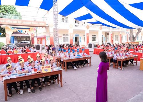 Lương khéo léo dẫn học trò vào bài học.