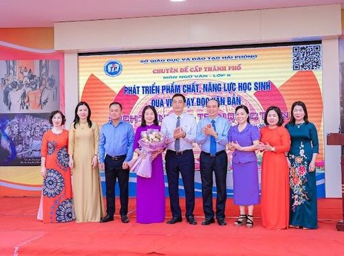Lãnh đạo Sở GD&amp;ĐT và quận Kiến An tặng hoa chúc mừng cô giáo thực hiện chuyên đề.