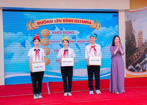 Kết thúc bài học, các đội nhận phần quà khen thưởng của cô giáo.