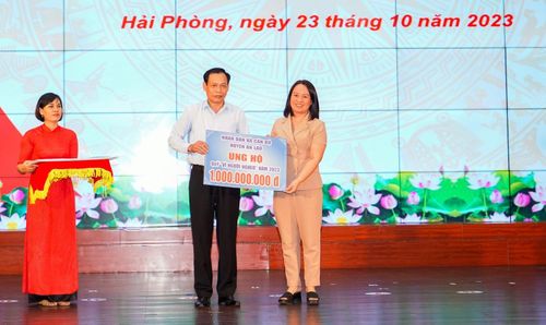 Đại diện Ủy ban MTTQ Việt Nam Tp.Hải Phòng tiếp nhận ủng hộ "Quỹ vì người nghèo" chiều 23/10 (Ảnh: Cổng thông tin điện tử Hải Phòng).
