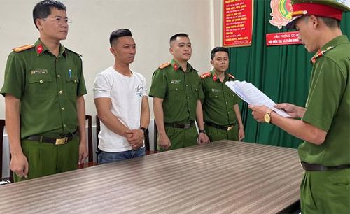 Cơ quan Công an tống đạt quyết định khởi tố bị can, lệnh bắt tạm giam đối với Trần Xuân Đông.