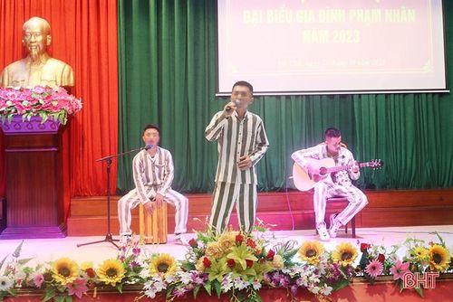 Các tiết mục văn nghệ được các phạm nhân biểu diễn tại hội nghị.