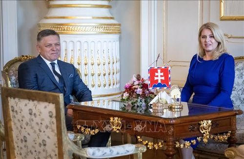 Tổng thống Slovakia Zuzana Caputova (phải) và Lãnh đạo đảng Dân chủ xã hội Smer (Smer-SD) Robert Fico trong cuộc gặp ở Bratislava, ngày 2/10/2023. Ảnh: AFP/TTXVN