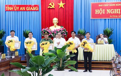 Ủy viên Ban Chấp hành Trung ương Đảng, Bí thư Tỉnh ủy An Giang Lê Hồng Quang trao Bằng khen cho 5 đảng viên đạt thành tích xuất sắc trong công tác phòng, chống tham nhũng, tiêu cực năm 2022