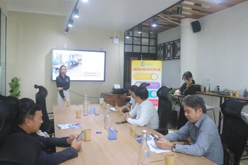 Đại diện Stockholm Co - working Space & Bistro giới thiệu mô hình.