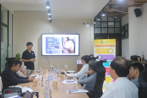 Đại diện Edutek giới thiệu nền tảng đào tạo trực tuyến.