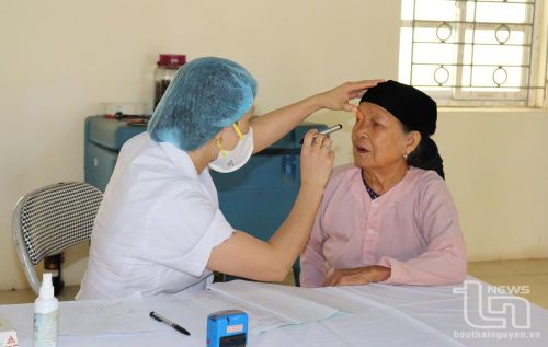 Khám sức khỏe cho người cao tuổi tại xã Tân Thành (Phú Bình).