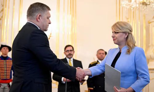 Ông Robert Fico và Tổng thống Slovakia Zuzana Caputova bắt tay, ngày 25/10/2023. Ảnh: The Guardian